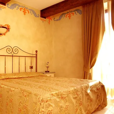 Ristorante Al Castello Di Monte מלון 3*